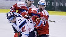 Utkání Tipsport extraligy v ledním hokeji mezi HC Dynamo Pardubice (v červenobílém) a  Bílí Tygři Liberec ( v bílomodrém) v pardubické Tipsport areně.