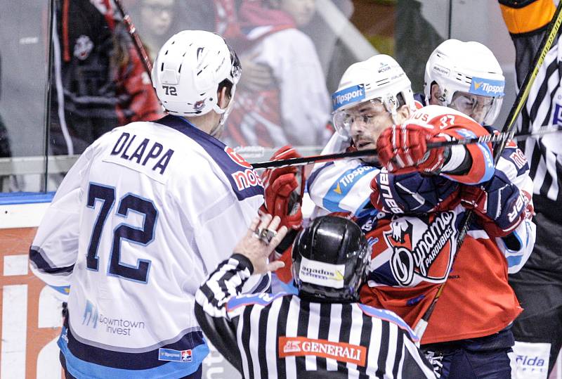 Duel Tipsport extraligy v ledním hokeji mezi HC Dynamo Pardubice (červenobílém) a HC Piráti Chomutov ( v bílemodrém)  v pardubické Tipsport areně.