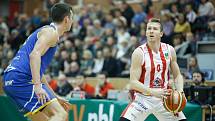 Basketbalové utkání Kooperativa NBL mezi BK JIP Pardubice (v červenobílém) a BK Opava v pardubické hale na Dašické.