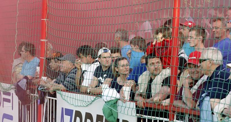 Ostře sledované fotbalové derby mezi Pardubicemi a Hradcem Králové se obešlo bez větších excesů fanoušků.