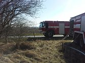Vypalování trávy v Rokytně se vymklo kontrole a zasahovat museli hasiči. 