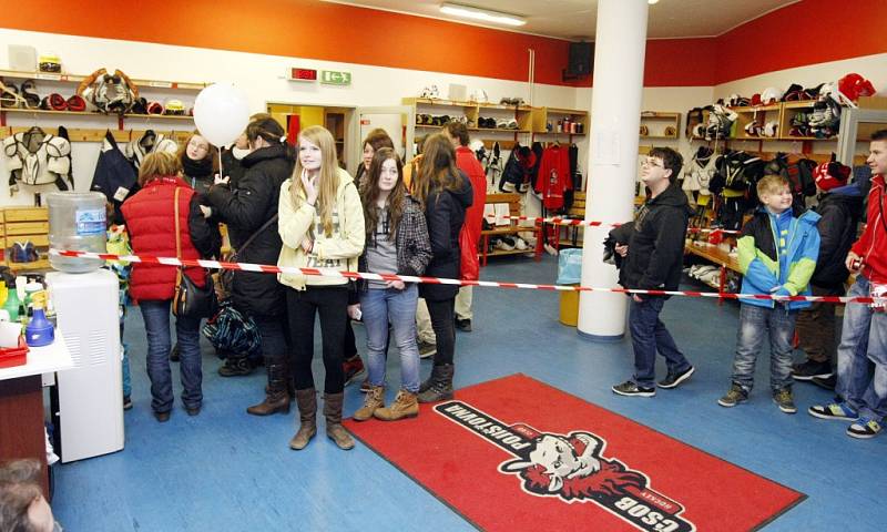 Vánoční hokejový den navštívily v Pardubicích více než tři tisíce fanoušků