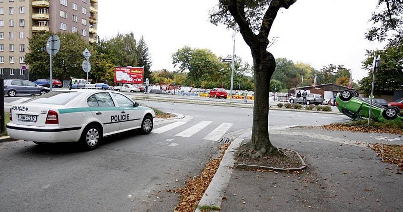 Nehoda na ulici S.K. Neumanna v Pardubicích. Jeden z vozů skončil po střetu na střeše.