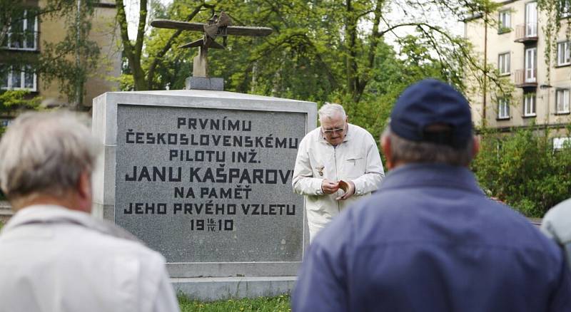 Příznivci letectví uctili 8. května památku prvního letce Jana Kašpara