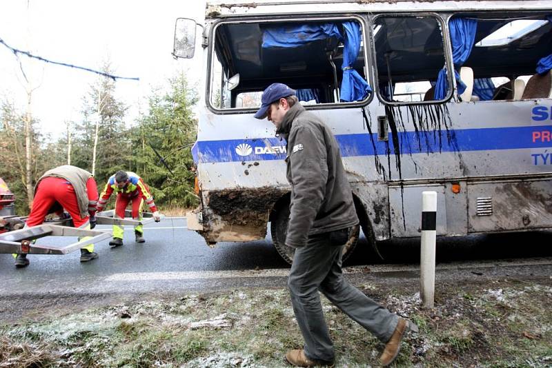 Vyprošťování havarovaného autobusu 