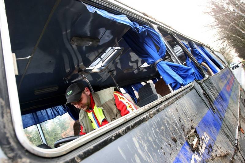 Vyprošťování havarovaného autobusu 