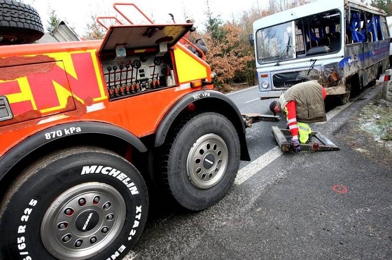 Vyprošťování havarovaného autobusu 