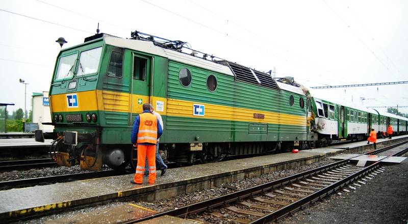 Lokomotiva se zaklínila do posledního vozu osobního vlaku