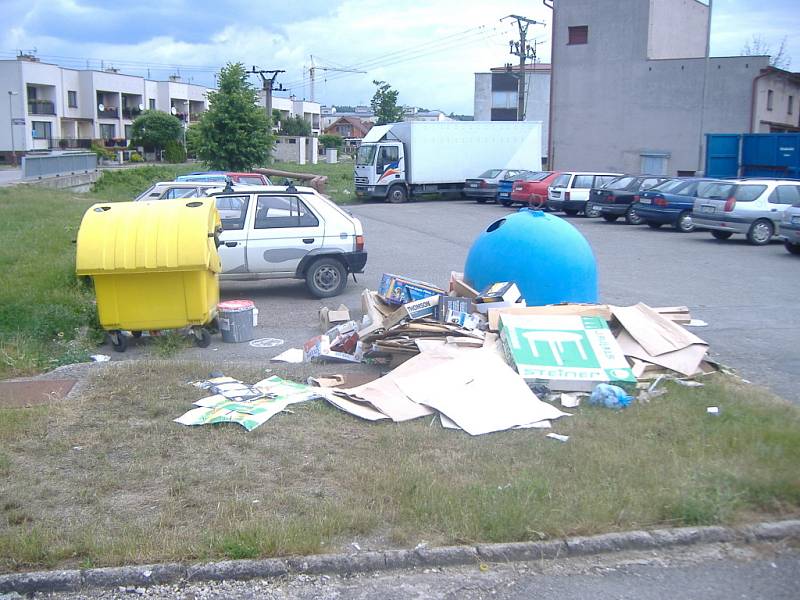 PŘEPLNĚNÉ KONTEJNERY a velký nepořádek okolo nich. Taková je nyní situace na mnoha místech v Holicích. 