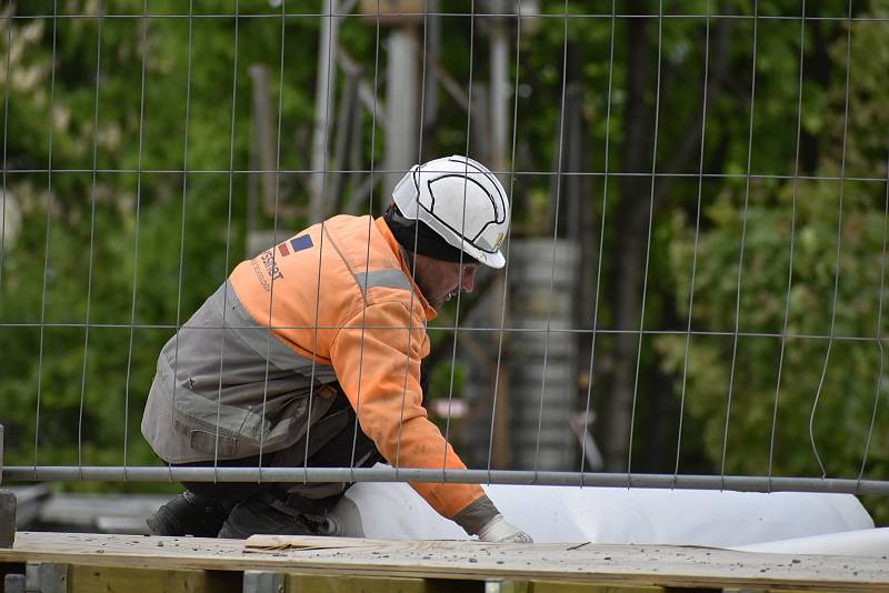 Oprava nadjezdu u pardubické nemocnice se začíná komplikovat. Dělníky nejdříve překvapil azbest, nyní se ukázalo, že jsou špatné i mostní pilíře.