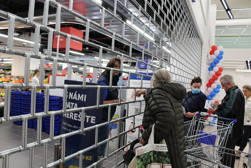 Tesco v Pardubicích bylo ve čtvrtek 15. září po rekonstrukci otevřeno.