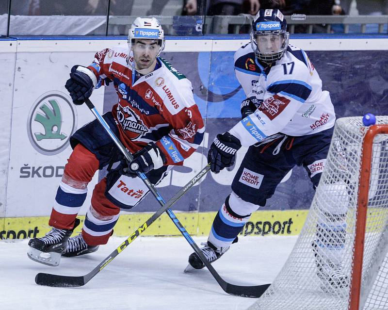 Utkání Tipsport extraligy v ledním hokeji mezi HC Dynamo Pardubice (v červenobílém) a  Bílí Tygři Liberec ( v bílomodrém) v pardubické Tipsport areně.