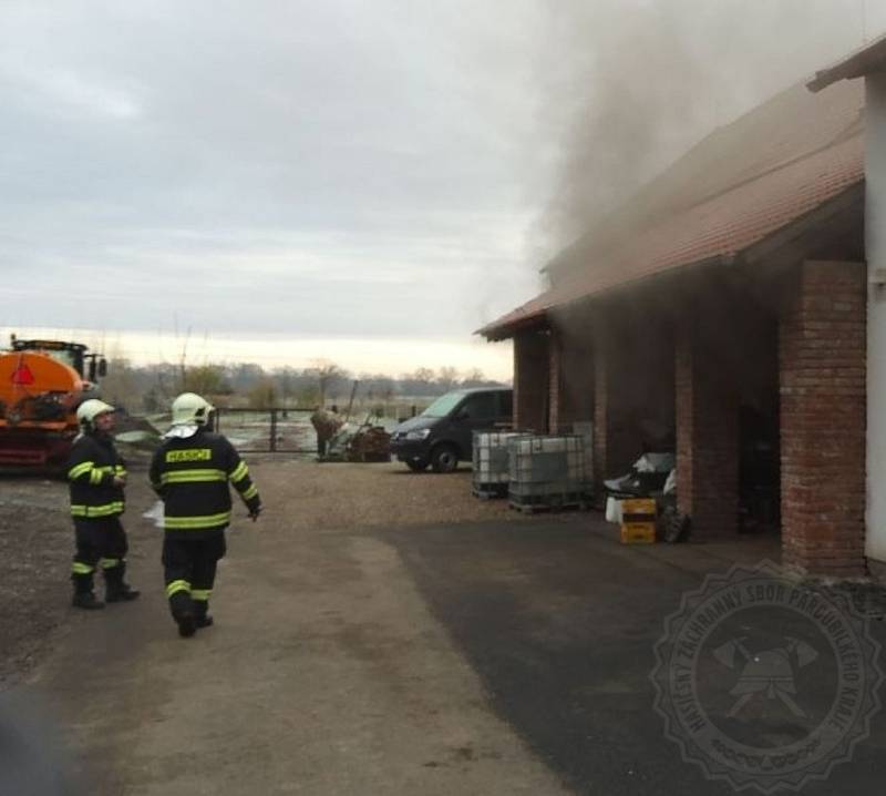 Na Krajské operační a informační středisko HZS Pardubického kraje byl v neděli v 8.55 hodin oznámen požár ve skladu v Hrobicích.