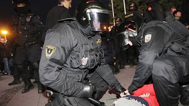 Derby Pardubice - Hradec začalo už před ČEZ Arenou. Policie musela rozdivočelé fanoušky srovnat.