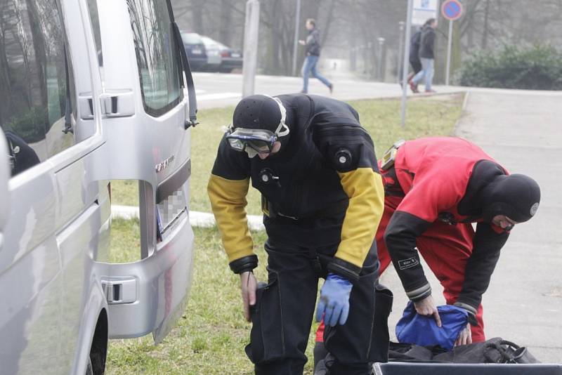 Mrtvé tělo v řece Chrudimce v Pardubicích patřilo zřejmě bezdomovci. 