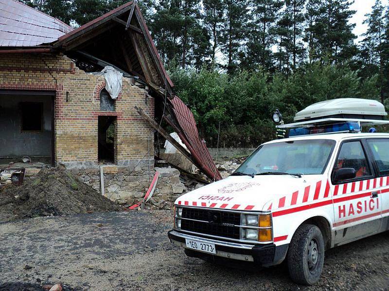 Požární zbrojnice v Dětřichově již existuje pouze na fotografiích. Statik nařídil její stržení, tamním hasičům zůstalo jen auto a přívěs.