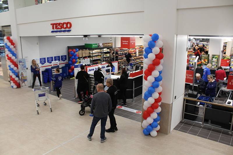 Tesco v Pardubicích bylo ve čtvrtek 15. září po rekonstrukci otevřeno.