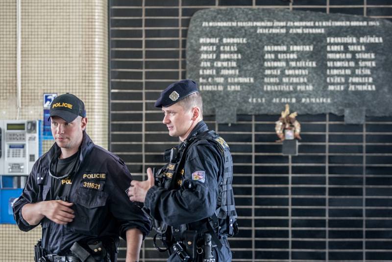 Kvůli ohlášené bombě policie v Pardubicích uzavřela také hlavní nádraží. 