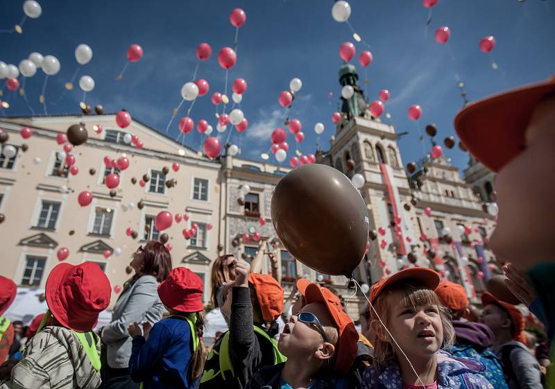 Z archivu Deníku. Zahájení staršího ročníku festivalu Zrcadlo umění na Pernštýnském náměstí v Pardubicích.