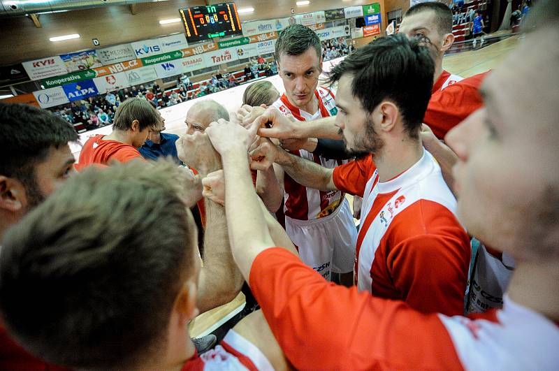 Basketbalové utkání Kooperativy NBL mezi BK JIP Pardubice (v červenobílém) a BK Opava (v modrém) v pardubické hale na Dašické.