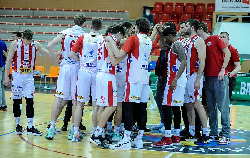 Basketbalové utkání play off Kooperativy NBL mezi BK JIP Pardubice (v bíločerném) a BC Geosan Kolín (v modrém) v pardubické hale na Dašické.