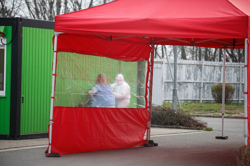 Otevření drive-in odběrového místa k vyšetření na COVID-19 v Pardubické nemocnici.