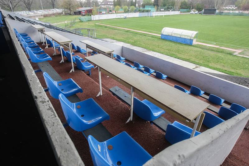 Letní stadion v centru Pardubic je v dezolátním stavu. Oprava může stát až přes půl miliardy korun.