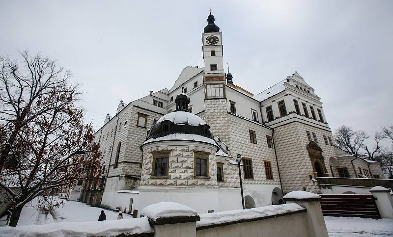 Pohled ze zámeckých valů. Krásné výhledy na zámek i na město.