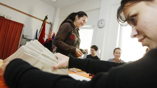 Volební místnosti se v pátek ve čtrnáct hodin otevřely i ve Starém Mateřově na Pardubicku. 