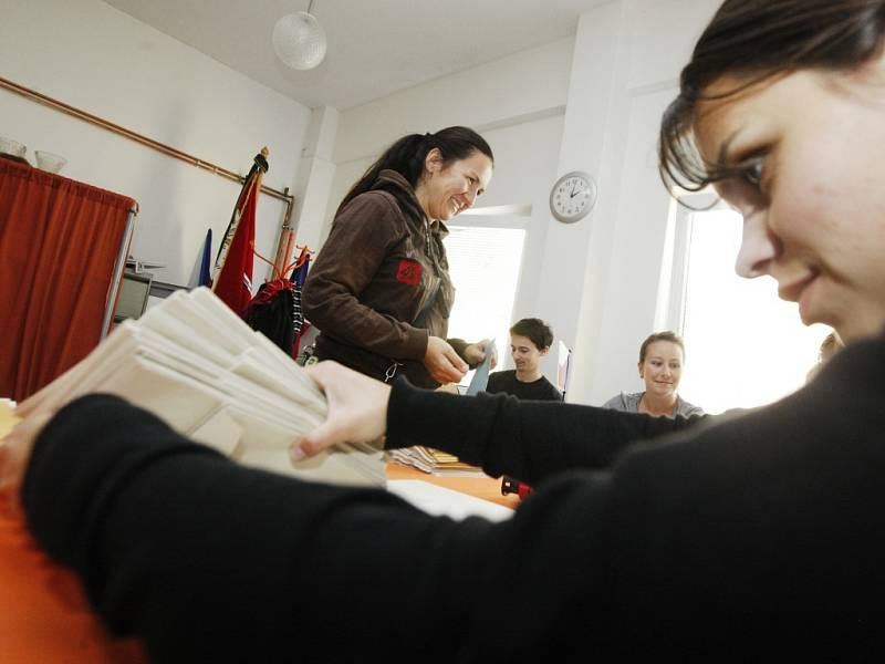 Volební místnosti se v pátek ve čtrnáct hodin otevřely i ve Starém Mateřově na Pardubicku. 