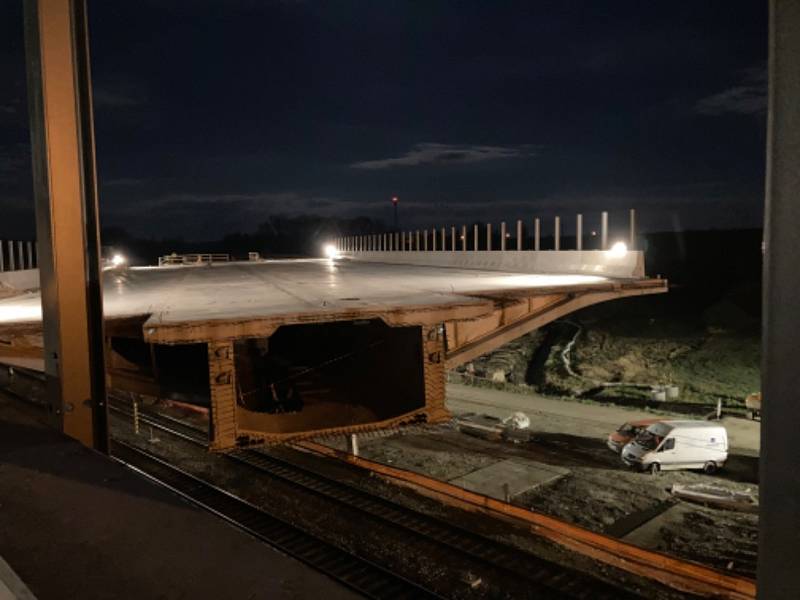 otáčení 1. poloviny mostu přes železniční stanici Uhersko – v noci ze soboty na neděli 16. - 17.4. 2022
