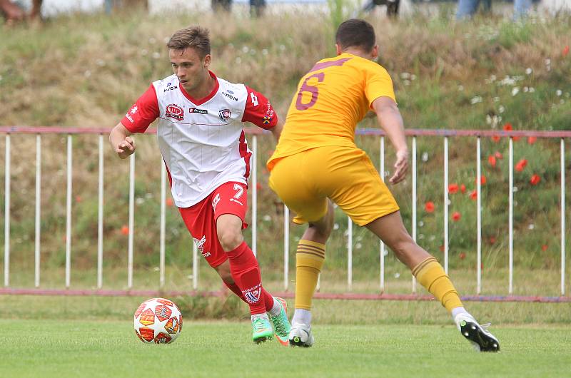 Fotbalová příprava: FK Pardubice (v červenobílém) a Dukla Praha B (ve žlutém) na hřišti Na Dolíčku.