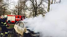 Zapálená auta po Pardubicích jsou zřejmě dílem žháře. Toyota Yaris už bohužel shořela celá. 
