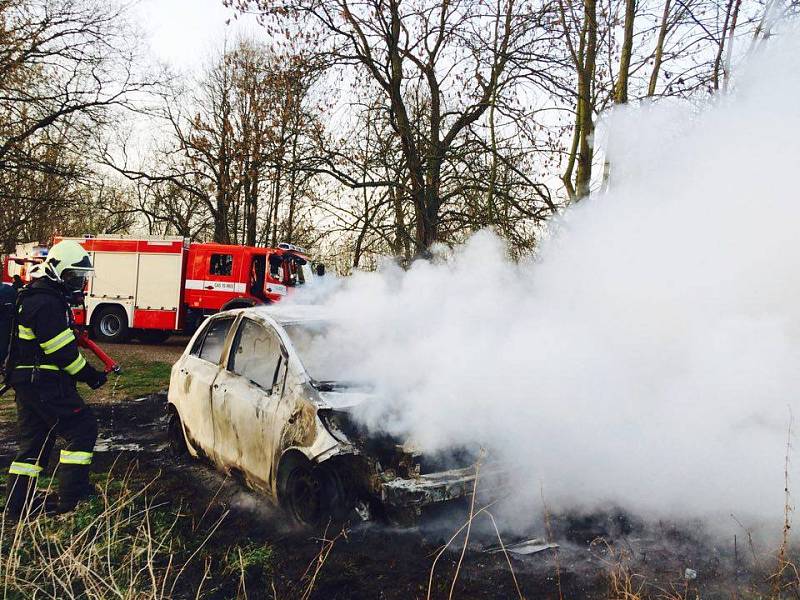 Zapálená auta po Pardubicích jsou zřejmě dílem žháře. Toyota Yaris už bohužel shořela celá. 