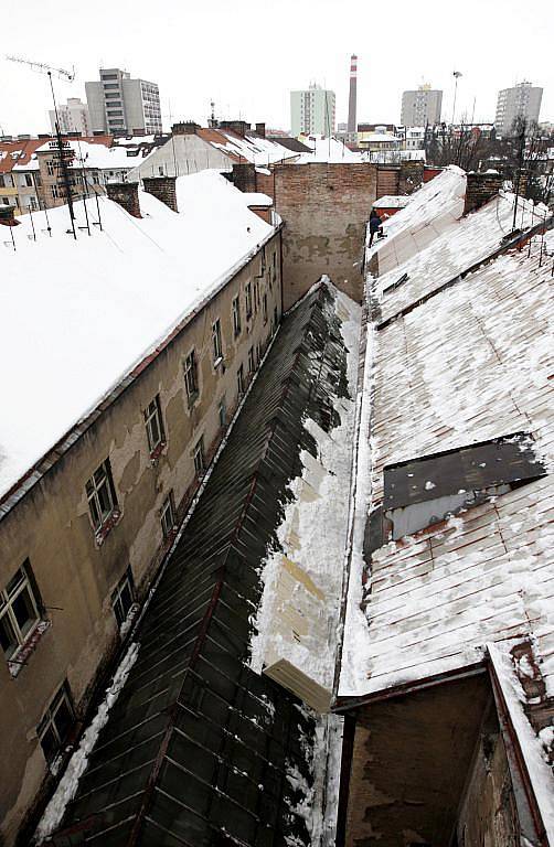 Nebezpečí. Ze stropu pasáže stále ještě mohou padat skleněné střepy. 