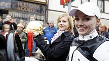 Zlatá přilba pro vítěze 61. ročníku legendárního závodu se vydává na cestu na stadion ve Svítkově