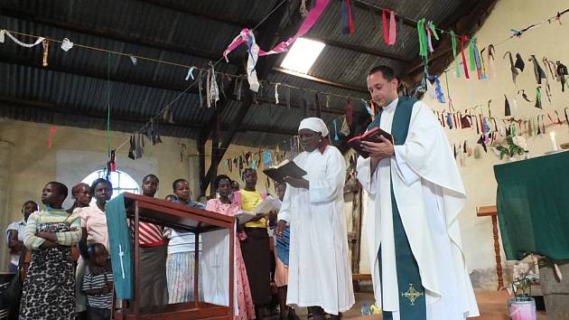 Pardubický vojenský kaplan Tomáš Mlýnek v keňské nemocnici v Itibo.