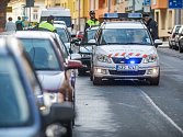 Řidič údajně brázdil na proražené pneumatice Pardubice už druhý den. Hlídka městské policie jeho jízdu ukončila ve Sladkovského ulici.