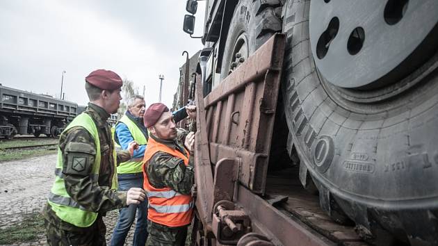 Nakládání vojenské techniky v úterý zpestřilo provoz na hlavním pardubickém vlakovém nádraží. Jednotky EU Battlegroup míří na dvě cvičení do Německa.