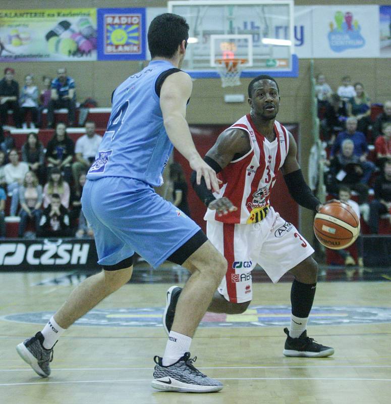 Basketbalové utkání Kooperativy NBL mezi BK JIP Pardubice (v bíločerném) a BK Olomoucko (v modrém)v pardubické hale na Dašické.