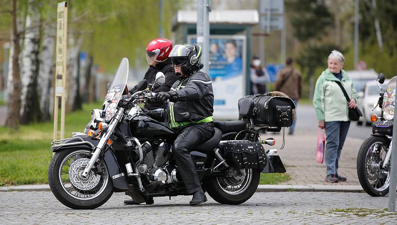 Čeští sympatizanti kontroverzního ruského motorkářského klubu Noční vlci uctili památku sovětských vojáků padlých za druhé světové války a zároveň i padlých tureckých vojáků z první světové války na hlavním hřbitově v Pardubicích.