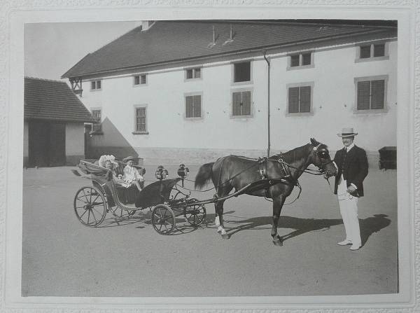 Slatiňanská idyla kníže Franz Josef s vnoučaty, kolem 1910.