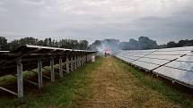 U Kostěnic v pátek ráno došlo k požáru fotovoltaické elektrárny.