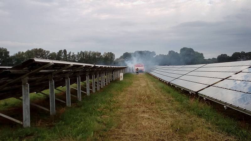 U Kostěnic v pátek ráno došlo k požáru fotovoltaické elektrárny.