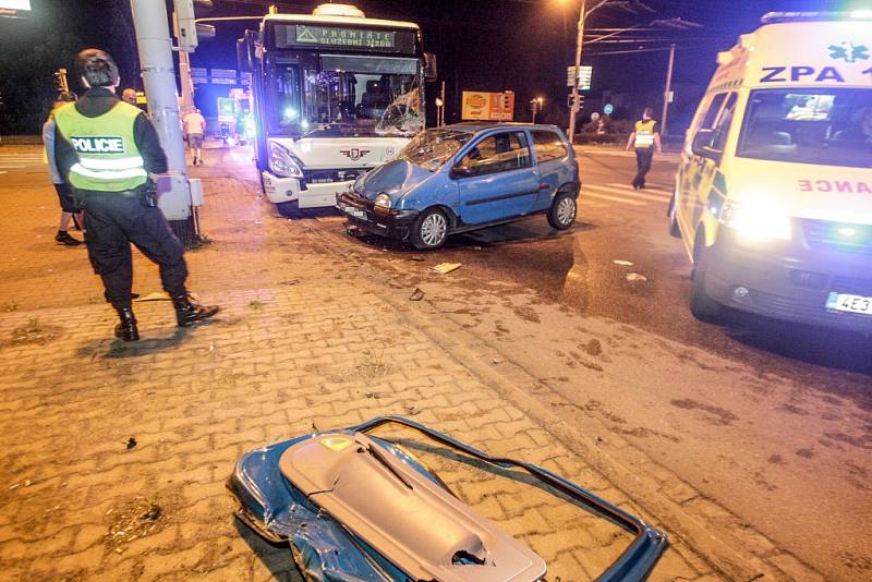 Vážná nehoda v Pardubicích na křižovatce ulic Na Drážce a Dašická si vyžádala tři zraněné.