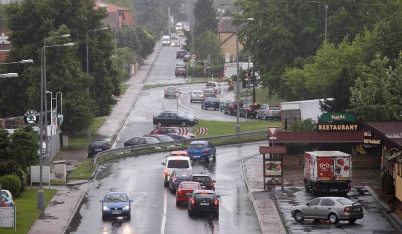 Pondělní ráno v Pardubicích. Pohled z rosického nadjezdu směrem ke Kauflandu.