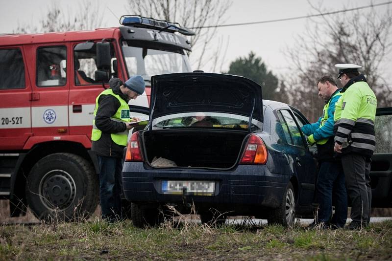 Muž u Černé za Bory odstavil automobil a lehl do kolejiště. Usmrtil jej vlak.