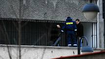Kriminalisté i hasiči na střeše, kam mladík dopadl