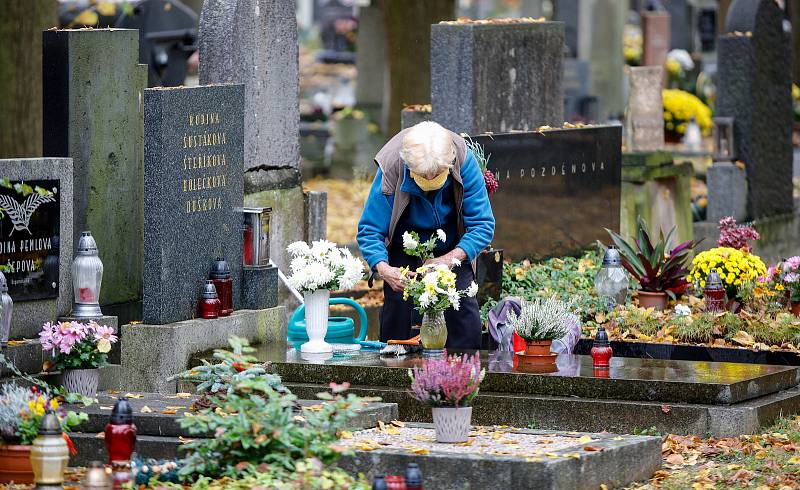 Památka zesnulých či lidově Dušičky na pardubickém Centrálním hřbitově v době Koronovirové epidemie.