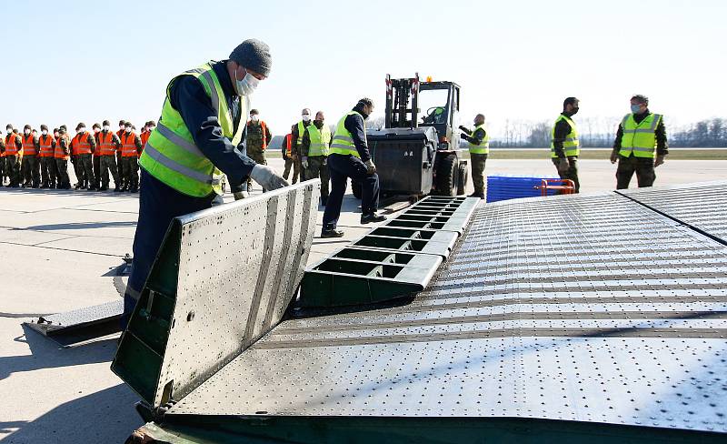 Na pardubickém letišti 1.4. přistál čtvrtý nákladní speciál Antonov An-124-100M Ruslan s dalším nákladem  zdravotnického materiálu a ochranných prostředků.